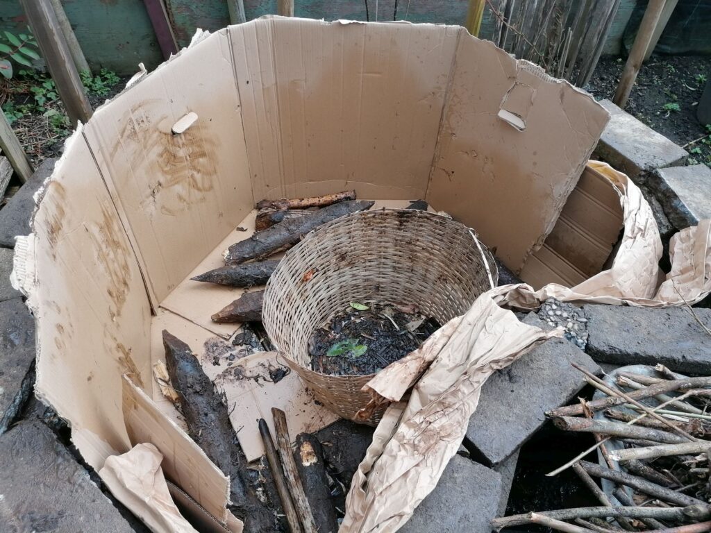 A basket was put in the middle. The basket will be used for filling with kitchen scraps.